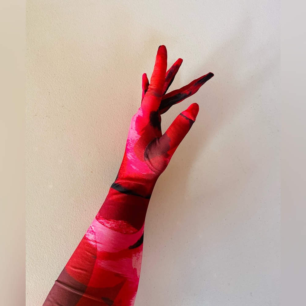 ELOQUI Full Length Red Abstract Stretch Mesh Gloves - Picture 9 of 11